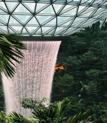 YOTELAIR Singapore Changi Airport - waterfall vortex